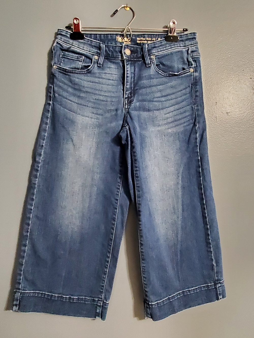 Mossimo Supply Co. Mid-Rise Wide Leg Crop Jeans - Blue Wash Size 4